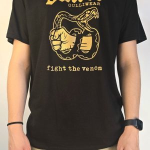 T-Shirt “Guller “SnakeFightTheVenom”  nera, stampa oro, regular fit.