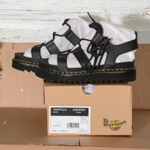 SANDALI donna in PELLE NARTILLA Dr Martens colore nero BLACK HYDRO LEATHER