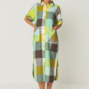 Abito-camicia a quadroni con spalle scese